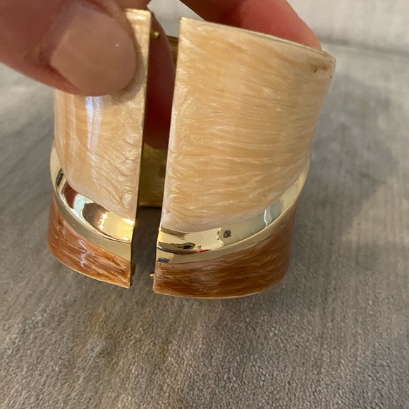 Banana Republic Vintage 90s Wide Enamel Cuff Bracelet Hinged Tan Beige Gold - Picture 3 of 4